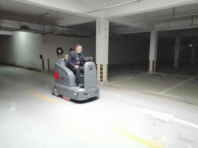 白银小区物业保洁不用人力改用驾驶式洗地机了